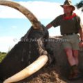 Manuel Pariente Gavito presume su trofeo de caza, el elefante más grandez cazado en Botswana desde 1996. Foto: Johan Calitz Hunting Safaris