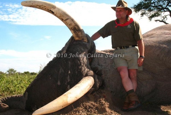 Manuel Pariente Gavito presume su trofeo de caza, el elefante más grandez cazado en Botswana desde 1996. Foto: Johan Calitz Hunting Safaris