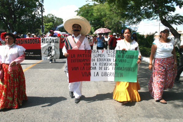 Maestros y maestras de la Sección 7 y 40 marcharon desde La Pochota hasta el Centro de Tuxtla. Foto: Isaín Mandujano/Chiapas PARALELO