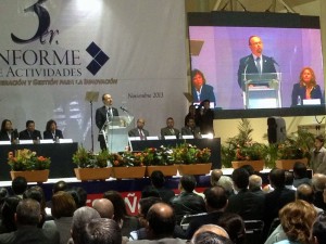 El rector de la Unach, Jaime Valls, en la presentación de su tercer informe de actividades.