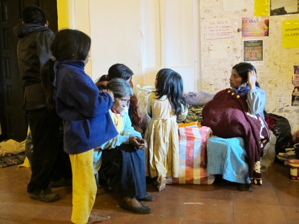 Encabezada por una señora de 85 años de edad, las indígenas tuvieron un conflicto interno entre desplazados, quienes las obligaron a abandonar el albergue donde se encontraban desde el 31 de octubre pasado. Foto: Emiliano Hernández