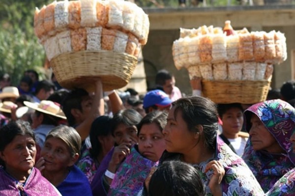indígenas en San Cristóbal de las Casas. Foto: Ángeles Mariscal/Chiapas PARALELO