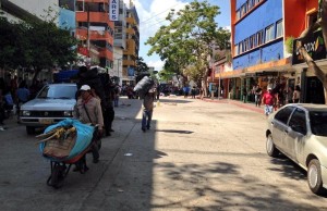 Trabajadores del Ayuntamiento recogen toda la basura en carretillas. Foto: @Esqurlas/Chiapas PARALELO