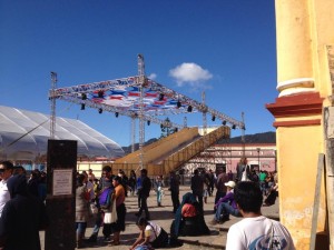 1.La colocación de una estructura de gran peso pone en riesgo estructural a los edificios circundantes, principalmente a la Catedral. 