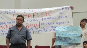 Habitantes de Acalá se manifiestan durante la sesión de ordinaria de ayer.