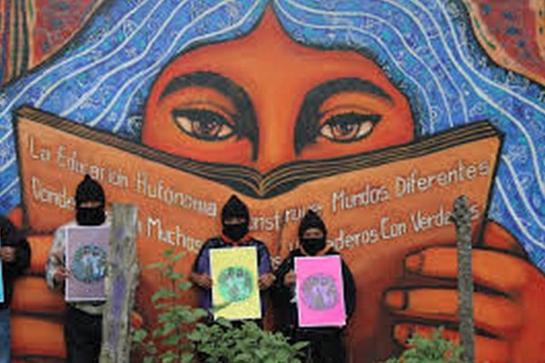 El EZLN tienen en las comunidades donde habitan sus bases de apoyo, un sistema de gobierno y desarrollo paralelo, que incluye centros educativos autónomos. Foto: Archivo 