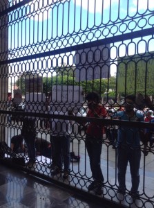 Ciudadanos, que están en contra de la reforma energética, se manifestaron en el Congreso del Estado. Foto: Gabriela Coutiño/ Chiapas PARALELO.