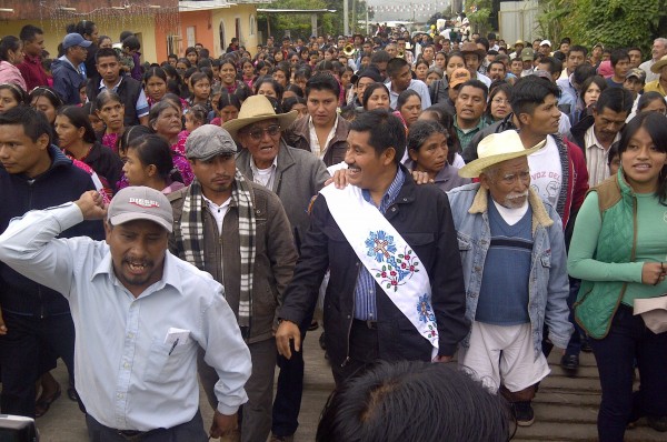 El maestro indígena bilingue, Alberto Patishtán Gómez llegó el domingo a el Bosque, el pueblo donde fue detenido hace 13 años y cinco meses. Foto: Isaín Mandujano/Chiapas PARALELO