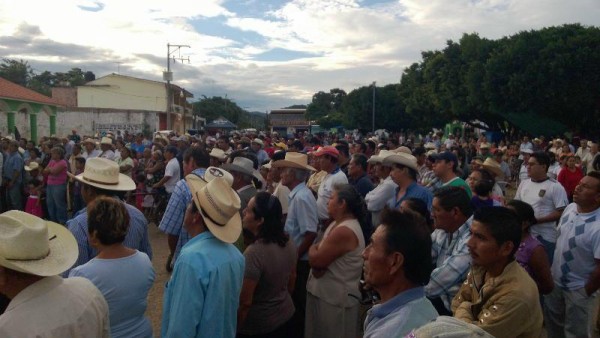 Miles de campesinos, hombres y mujeres, reclaman la destitución del alcalde de El Parral, Ramiro Antonio Ruiz González por su mala administración municipal. Foto: Cortesía/Chiapas PARALELO