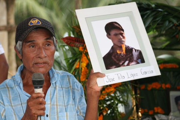 A mi hijo José Tila lo mataron Sabelino Torres Martínez y su grupo de paramilitares de Paz y Justicia. Él era católico, tenía 26 años y 5 hijos”. Foto: Ángeles Mariscal/Chiapas PARALELO