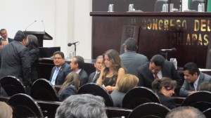 Durante más de una hora estuvieron las y los diputados esperando que llegará el gobernador para entregar su primer informe de gobierno. Foto: Sandra de los Santos/ Chiapas PARALELO.