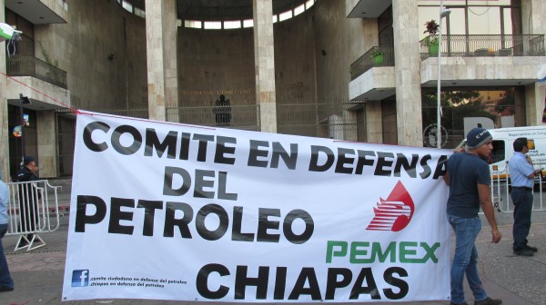 La movilización se hizo frente al Congreso Local, que se mantenía resguardado por vallas y policías. Foto: Sandra de los Santos/ Chiapas PARALELO.