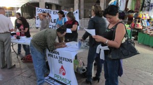 Las y los manifestantes colocaron mesas de información. Foto: Sandra de los Santos/ Chiapas PARALELO.