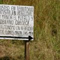 En los territorios zapatistas las y los habitantes colocan este tipo de carteles. Este letrero está ubicado a la entrada de una comunidad en la Selva Lacandona, Foto: Ángeles Mariscal/Chiapas PARALELO