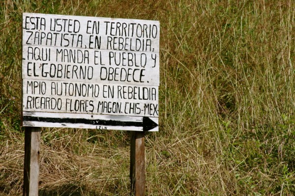 En los territorios zapatistas las y los habitantes colocan este tipo de carteles. Este letrero está ubicado a la entrada de una comunidad en la Selva Lacandona, Foto: Ángeles Mariscal/Chiapas PARALELO