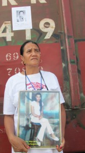 En los vagones del tren de carga pegaron las fotografías de sus hijas e hijos desaparecidos. Foto: Sandra de los Santos/ Chiapas PARALELO.