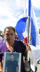 Cargando la bandera de su país, las mujeres buscan a sus familiares desaparecidos. Foto: Sandra de los Santos/ Chiapas PARALELO.