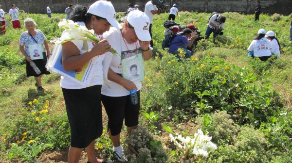 Bajo los matorrales, en donde las madres centroaméricas, depositaron ayer flores están enterrados los cuerpos de migrantes, que no fueron identificados. Foto: Sandra de los Santos/ Chiapas PARALELO.