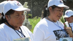 La madres centroaméricanas colocaron una ofrenda floral en la fosa común del Panteón Municipal de Arriaga. Foto: Sandra de los Santos/Chiapas PARALELO.