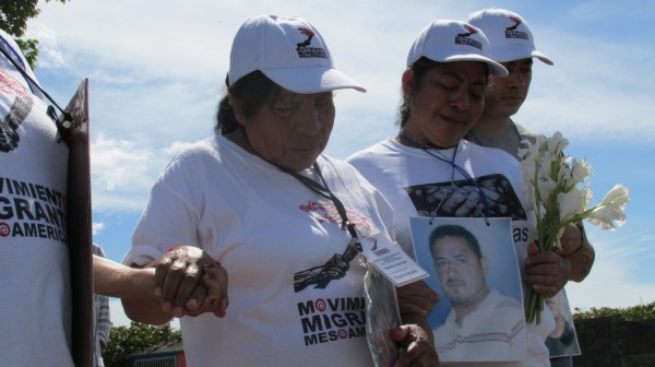 Las madres de las y los desaparecidos oraron en la fosa común. Foto: Sandra de los Santos/ Chiapas PARALELO.