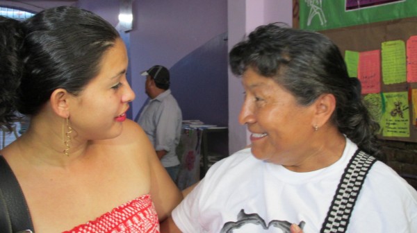 Las madres centroaméricanas recibieron a Doris Dominika como que si de su propia hija se tratara. Foto: Sandra de los Santos/ Chiapas PARALELO.