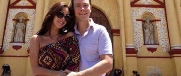 Manuel de paseo en San Cristóbal, con su novia la cantante Anahi. Foto: Archivo