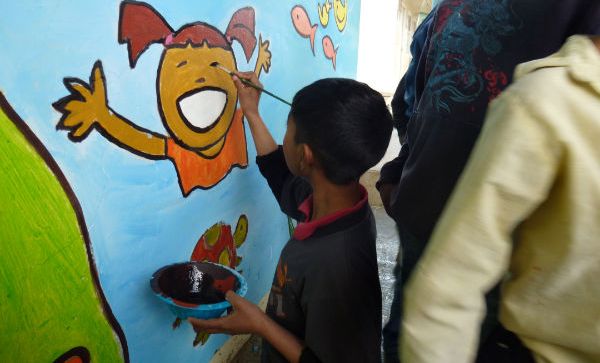 Enrique Díaz ha manifestado su compromiso social enseñando a dibujar y pintar a los niños y jóvenes de Chiapas, Quintana Roo y Yucatán desde hace dos décadas. 