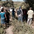 Pobladores de la zona fronteriza observan la zona donde fue encontrada la familia de guatemaltecos asesinados. Foto: Fredy Martín Pérez