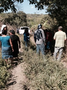 Pobladores de la zona fronteriza observan la zona donde fue encontrada la familia de guatemaltecos asesinados. Foto: Fredy Martín Pérez