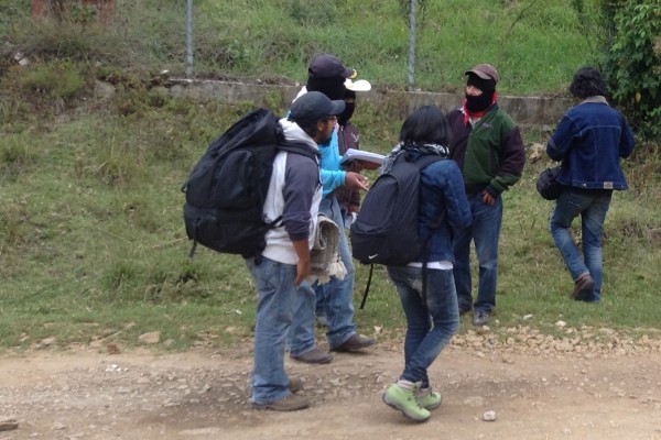 Zapatistas reciben a estudiantes que asisten a sus comunidades. Foto: Amalia Avendaño 