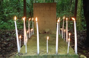 La tumba donde descansan los restos mortales de Frans Blom y GertrudyDuby, en Nahá, junto a otros indígenas y líderes lacandones. Foto: Isaín Mandujano/Chiapas PARALELO