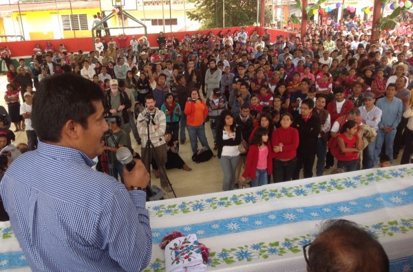 Leonel Rivero y Augusto Sandino, llevaron la defensa legal de Alberto Patishtán. Los abogados tienen una oficina en Tuxtla Gutiérrez, misma que también fue allanada. Foto: Leonel Rivero en celebración por libertad de Patishtán. Isaín Mandujano/Chiapas PARALELO
