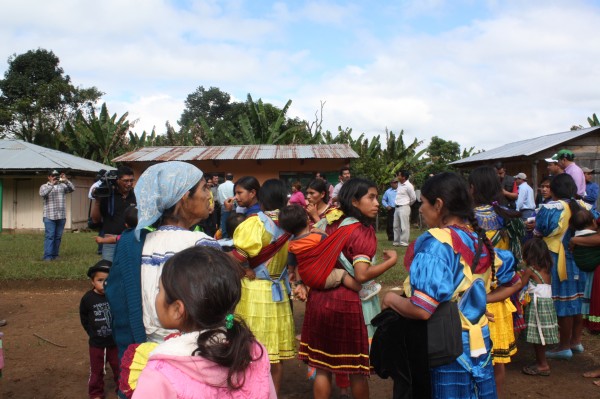 Hombres, mujeres y niños indígenas evangélicos retornaron a su comunidad tras casi tres años de permanecer deslazados. Foto: Cortesía/Chiapas PARALELO