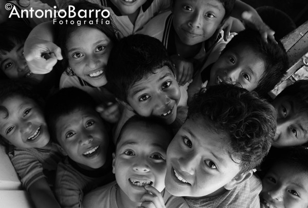 El fotógrafo Antonio Barro, desde el 2005, recorre la franja fronteriza comiteca para captar la alegría e inocencia de los niños. 