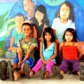 Niños hijos de padres y madres migrantes centroamericanos, pernoctan en el Albergue La 72 de Tenosique, Tabasco, fundado por el padre Fray Tomás. Atrás de ellos un mural del artista plástico chiapaneco de la etnia zoque, Saúl Kak. Foto: Jesús Robles Maloof