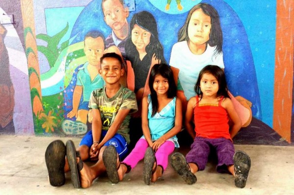 Niños hijos de padres y madres migrantes centroamericanos, pernoctan en el Albergue La 72 de Tenosique, Tabasco, fundado por el padre Fray Tomás. Atrás de ellos un mural del artista plástico chiapaneco de la etnia zoque, Saúl Kak. Foto: Jesús Robles Maloof