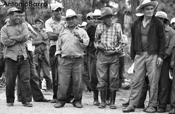 Antonio Barro, fotógrafoa residente en Comitán, Chiapas, se ha dado a la tarea de retratar la vida cotidiana en el campo y en la ciudad. Talentoso de la lente, Barro se suma al equipo de Chiapas PARALELO para sorprendernos con sus imágenes que agradará sin duda, a todos nuestros lectores. 