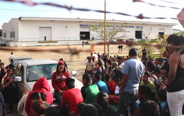 Más de 350 comitecos se quedaron sin empleo, luego que la Maquiladora de Fomento Textil Yalchivol, se declarara en bancarrota. Foto Jose David Morales Gómez/Chiapas PARALELO