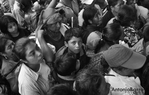 El blanco y negro es el mejor estilo en que Antonio Barro congela esos momentos de la niñez de Chiapas. 