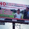 Espectáculares que fueron colocados por una iglesia cristiana en contra del matrimonio igualitario. Foto: Cortesía/ Chiapas PARALELO. 