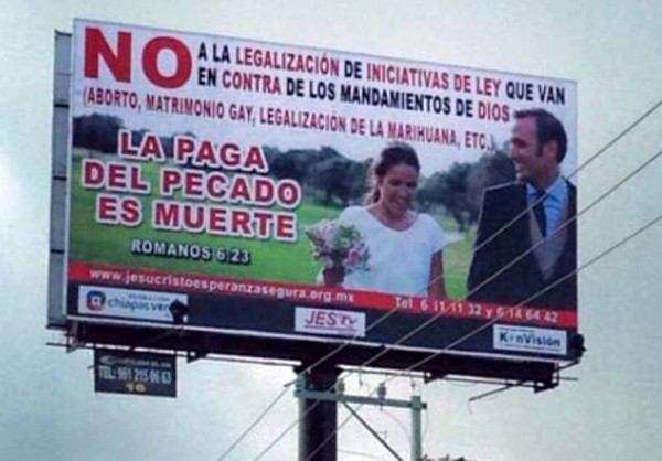 Espectáculares que fueron colocados por una iglesia cristiana en contra del matrimonio igualitario. Foto: Cortesía/ Chiapas PARALELO. 