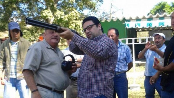 Polémica imagen del diputado Noé Castañón León, luego de inaugurar una clínica en un club deportivo de tiro. 