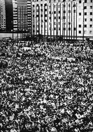 La tarde del 2 de octubre de 1968 es y será recordada como uno de los momentos más críticos en la vida nacional. No estuve presente esa tarde en la Plaza de las Tres Culturas, en Tlatelolco, Distrito Federal. Sucede que no son pocos los que escriben acerca de esa tarde sin haberla vivido. Otros, escriben tranquilamente haciéndose pasar como participantes en el movimiento estudiantil de 1968, porque, a la usanza Azteca, el suceso ha pasado a ser parte de los mitos oficiales que apuntalan al Estado Nacional.