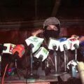 Bajan de grado a Subcomandante Marcos-Galeano el EZLN Subcomandante Marcos en 2001, durante el anuncio de la Marcha de Color de la Tierra. Foto: Cortesía