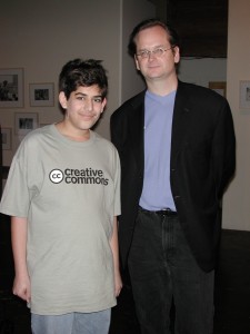 Swartz con Lawrence Lessig en un encuentro de Creative Commons en 2002. Foto: Wikipedia