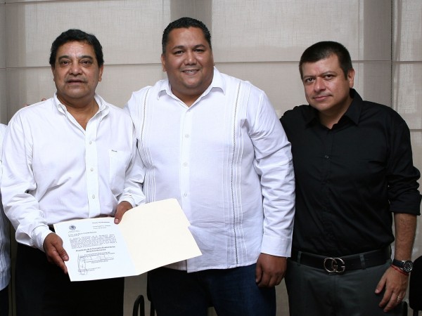 De derecha a izquierda: José Albores, presidente de la comisión de derechos humanos del Congreso Local; Neftalí del Toro, presidente de la mesa directiva y Juan Óscar Trinidad Palacios nuevo ombusdman de Chiapas. Foto: Cortesía/ Chiapas PARALELO.