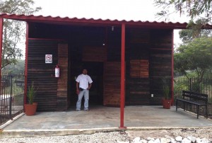 Sergio Álvarez es el fiel guardian de las mascotas que descansan en el camposanto "Cannino al Cielo", en la imagen posa junto al crematorio. Foto: Isaín Mandujano/Chiapas PARALELO