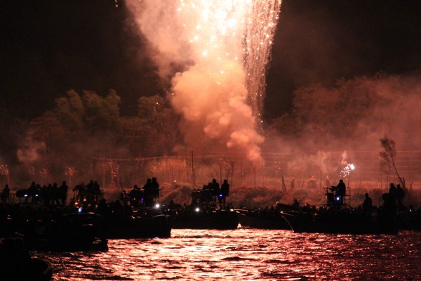 El combate naval de Chiapa de Corzo consiste en una serie de juegos pirotécnicos con lo que se conmemora la batalla del 21 de octubre de Chiapa de Corzo. Foto: Francisco López Velásquez/ Chiapas Paralelo. 