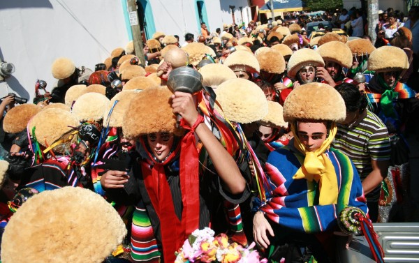 Parachicos durante el recorrido en la Fiesta Grande de Chiapa de Corzo. Foto: Isain Mandujano/ Chiapas PARALELO.