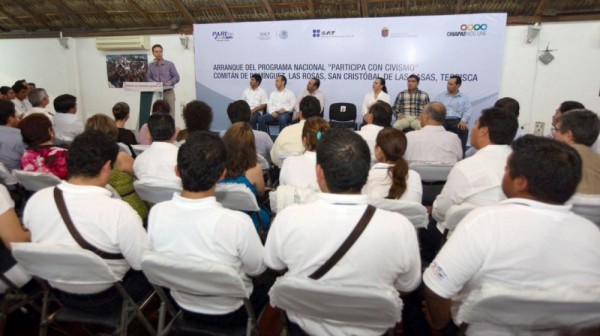 Esta es una imagen del día que arrancó el evento para actualizar el registro de contribuyentes con un programa que contrató a jóvenes de forma temporal, pero no les pagan. Foto: ICOSO/Chiapas PARALELO